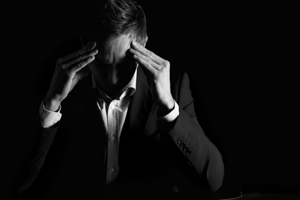 pastor depressao com a mão na cabeça